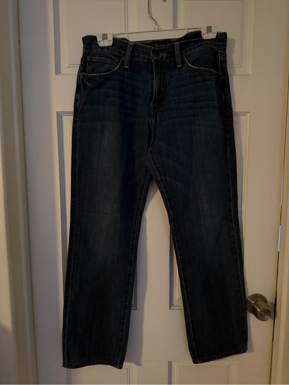 Men' Medium Wash Blue Jeans - Classic Straight Fit